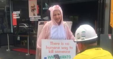 ناشطة نباتية بأستراليا تعترض "زبون" خلال تناول طعامه من اللحم.. فيديو