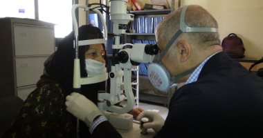 أجهزة حديثة لفحص مرضى العيون وأدوية مجانية بقافلة جامعة المنيا فى قرية الحواصلية