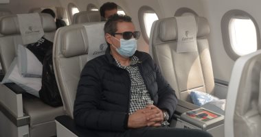 "ملك الحركات" بنظارة شمس داخل طائرة المنتخب خلال توجه البعثة إلى توجو