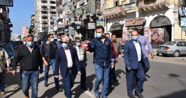 محافظ بورسعيد يطالب أصحاب المحال بالالتزام بالمساحات المقررة ورفع الإشغالات
