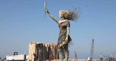 ركام انفجار بيروت يتحول إلى رمز للأمل ..فنانة لبنانية تنحت تمثال النهوض..ألبوم صور