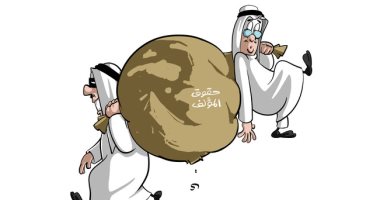 كاريكاتير صحيفة سعودية.. حق المؤلف حائر بين شخصين