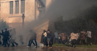 صور.. شرطة اليونان تفريق مسيرة إحياء ذكرى الثورة الطلابية بالغاز المسيل