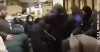 شرطة بيلاروسيا تعتدى على متظاهرين اختبأوا داخل متجر فى مينسك.. فيديو