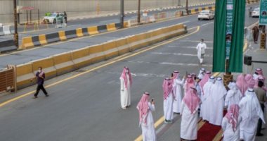 صور.. شئون الحرمين السعودية تدشن لوحات إرشادية فى طرق المسجد الحرام