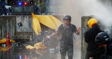 صور.. قنابل مسيلة للدموع وخراطيم مياه لتفريق المتظاهرين في تايلاند