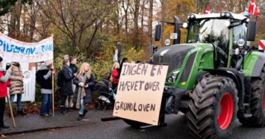 مزارعو الدنمارك يحتجون بالجرارات ضد إعدام الملايين من حيوانات "المنك"
