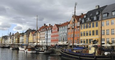 رويترز: الدنمارك تسجل إصابة 2 بمرض خطير ووفاة أحدهما بعد التطعيم بلقاح كورونا