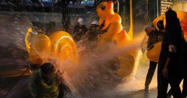 البط المطاطى وسيلة حماية المحتجين فى تايلاند ضد المياه وقنابل الغاز.. صور