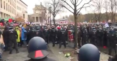 مواجهات بين الشرطة الألمانية ومحتجين على تدابير الإغلاق فى برلين.. فيديو