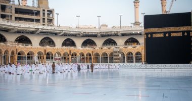 مئات الآلاف من الحجاج يؤدون صلاة الجمعة بالحرم المكي الشريف