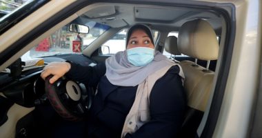 فلسطينية تغرد خارج السرب وتعمل سائقة سيارة أجرة من أجل لقمة العيش.. صور