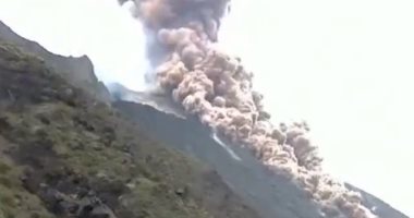 لقطات جديدة تظهر لحظة انفجار بركان سترومبولى فى إيطاليا.. فيديو