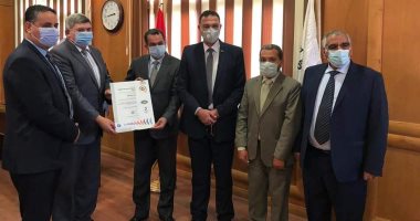 رئيس المصرية للمطارات يتسلم شهادة تجديد الأيزو الدولية ويكرم فريق الجودة