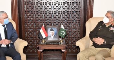 سفير مصر بإسلام أباد يبحث مع رئيس أركان الجيش الباكستانى تعزيز التعاون الثنائى