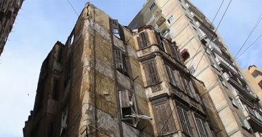 تشكيل لجنة هندسية لمعاينة سقوط أجزاء من عقار قديم بمنطقة الجمرك بالإسكندرية