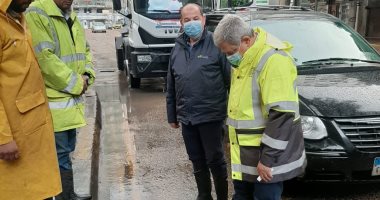 رئيس الشركة القابضة للمياه يتابع عملية سحب مياه الأمطار من شوارع الإسكندرية