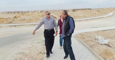 نائب رئيس هيئة "المجتمعات العمرانية" يتفقد محاور الطرق بالقاهرة الجديدة 