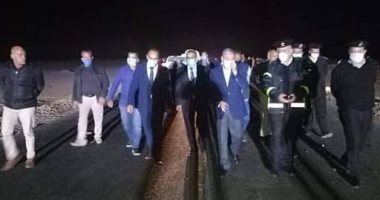 محافظ المنيا يتفقد موقع حادث تصادم سيارتين راح ضحيته 12 شخصا