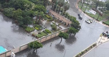 شوارع الإسكندرية تغرق.. بحيرات تحاصر مستشفى الأطفال بالرمل وطوارئ بالمحافظة.. صور