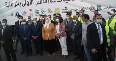 فيديو وصور.. وزيرة التضامن تطلق شارة البدء لاكبر قافلة إنسانية للقرى الأكثر احتياجا بالمنيا