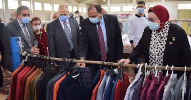 رئيس جامعة بنى سويف يفتتح المعرض الخيرى للملابس .. صور