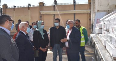 محافظ بورسعيد يستقبل قافلة تحيا مصر لمساعدة الأسر الأولي بالرعاية.. صور