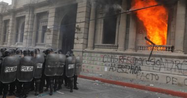 صور.. متظاهرون غاضبون يشعلون النار فى مبنى برلمان جواتيمالا