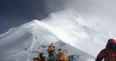 علماء يحذرون: المواد البلاستيكية وصلت قمة جبل إيفرست أعلى نقطة على الأرض
