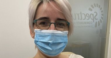 ممرضة بريطانية تصبح أول مريض فى العالم يحصل على لقاح أسترازينيكا ضد كورونا