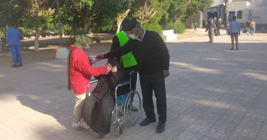 قوات الأمن تساعد كبار السن على دخول اللجان الانتخابية في قنا‎.. صور