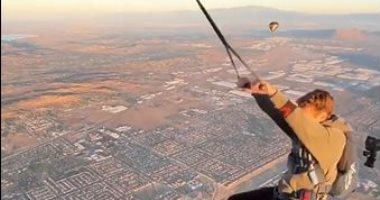 شاب متهور ينفذ قفزة بالمظلة من منطاد على ارتفاع 4 آلاف قدم بعد تأرجحه.. فيديو