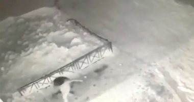طفلة روسية تنجو بأعجوبة بعد سقوطها من شرفة المنزل على كومة ثلج.. فيديو وصور