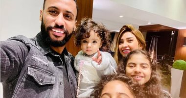 حسام عاشور فى صورة مع بناته وزوجته قبل مواجهة الأهلي مع الاتحاد فى الكأس