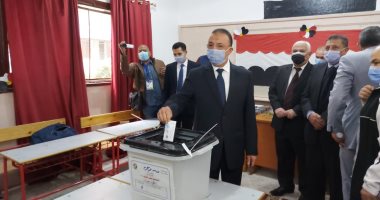 فيديو وصور.. محافظ الإسكندرية يدلى بصوته فى جولة الإعادة لانتخابات النواب