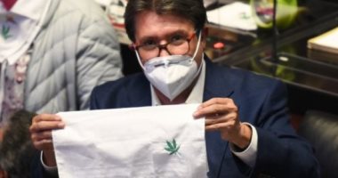نشطاء فى المكسيك يشجعون السكان الأصليين على زراعة الماريجوانا أمام القصر الحكومى