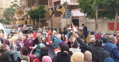 معلمات الإسكندرية ينظمن احتفالية "فى حب مصر" أمام لجان إعادة انتخابات النواب