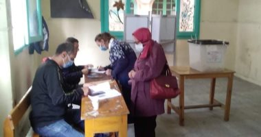 كبار السن أول المشاركين فى جولة الإعادة لانتخابات النواب بالإسكندرية.. صور