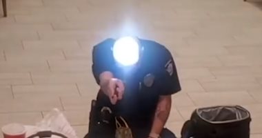  شرطى أصلع يمزح مع أصدقائه ويحول رأسه لــ"كرة متوهجة" .. فيديو