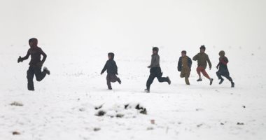 الحياة تحت الصفر.. أطفال أفغانستان يلعبون فوق الجليد.. ألبوم صور