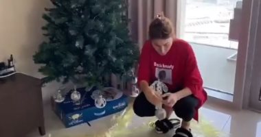 يارا تزين شجرة الكريسماس فى منزلها بدبى وتستعد لاحتفالات العام الجديد.. فيديو