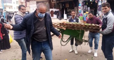 صور.. حملات لإزالة إشغالات الطريق والباعة الجائلين من شارع مرسى مطروح