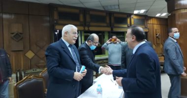 محافظ الإسكندرية يتفقد مقر اللجنة العامة لفرز الأصوات