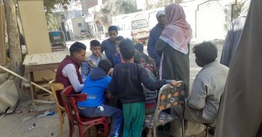 أطفال يتطوعون لمساعدة الناخبين فى قرية حجازة جنوب محافظة قنا ‎