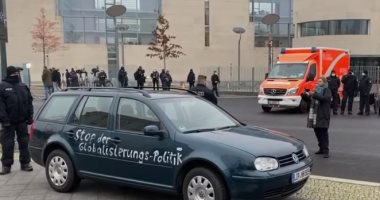 اللقطات الأولى لاصطدام سيارة ببوابة مقر أنجيلا ميركل فى برلين.. فيديو