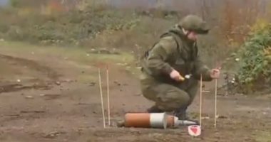 عسكريون روس يزيلون متفجرات وألغام من على طريق قره باغ.. فيديو