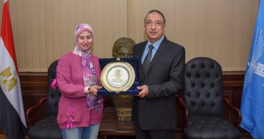 محافظ الإسكندرية يكرم الفائزة بجائزة التميز الحكومى العربى