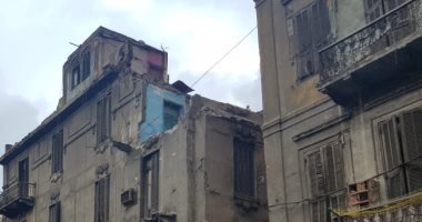 سقوط أجزاء من عقار خالى من السكان بالعطارين في الإسكندرية