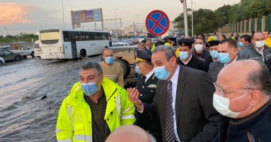 مدير أمن القاهرة يتقدم القوات لمتابعة أعمال شفط مياه الأمطار وتنظيم المرور  