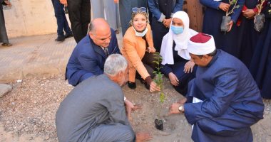 رئيس جامعة الأقصر يزور الإدارة المركزية للأزهر الشريف ويهديها 180 شجرة مثمرة
